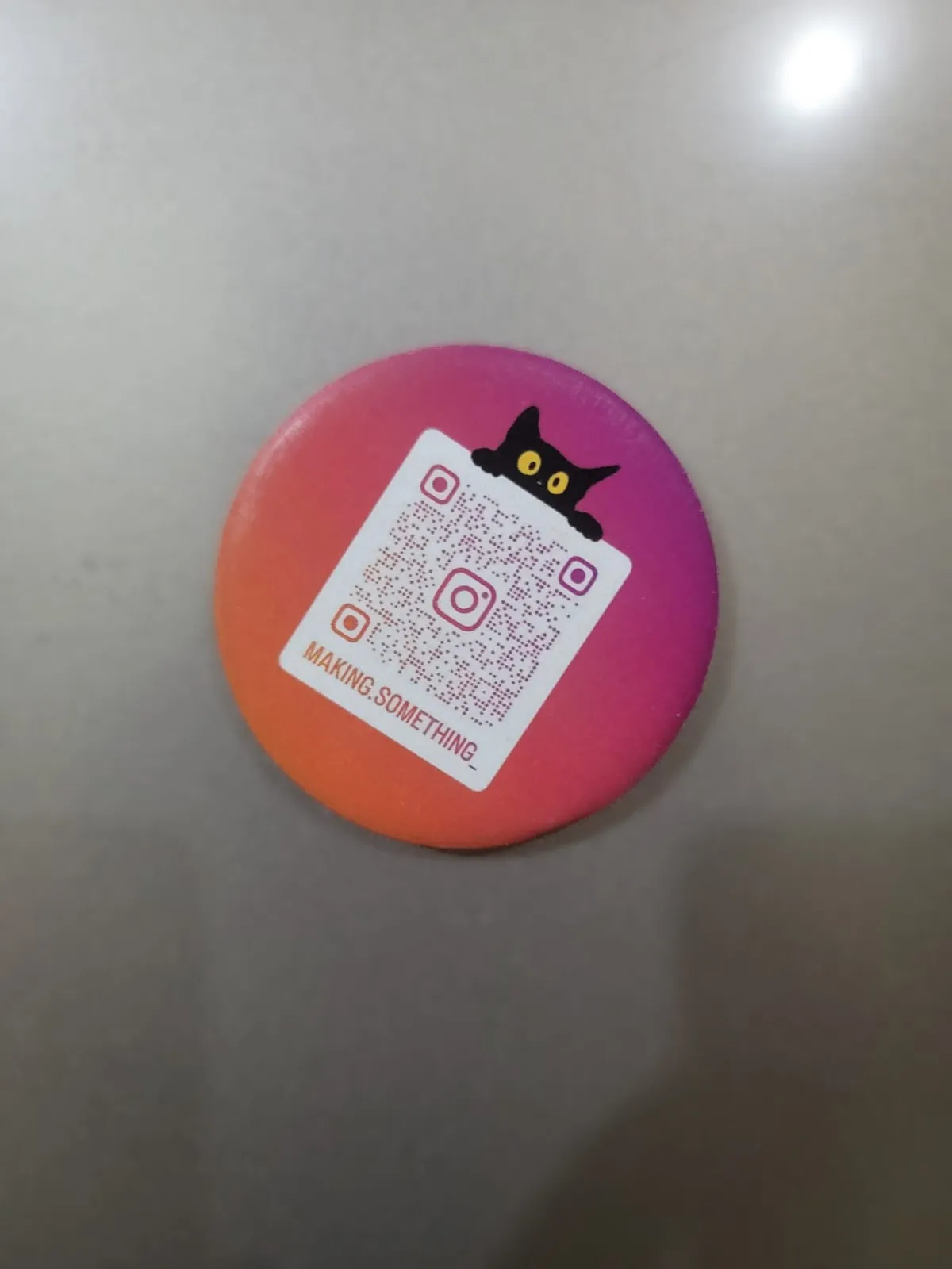 Pin metalico personalizado redondo magneticos con destapador de botella 5.6cm diametro